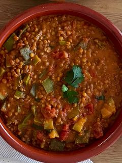 Una foto de Curry de lentejas rojas con verduras