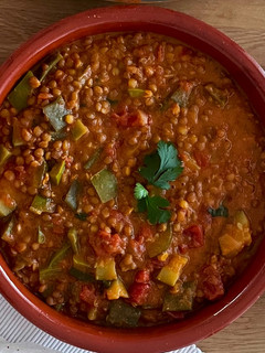 Una foto de Curry de lentejas rojas con verduras