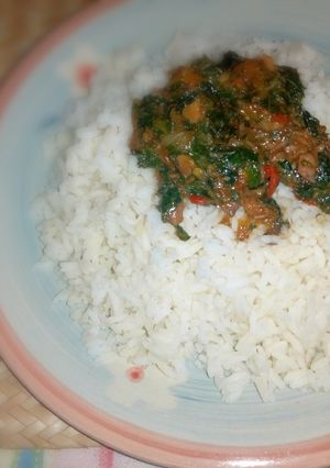 A picture of White rice nd ugu soup.
