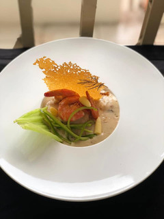 Una foto de Camarones al grill, choclo y vegetales