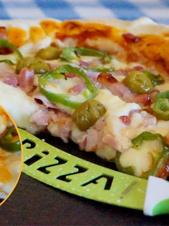 Una foto de Pizza con las orillas de queso estilo pizza hut