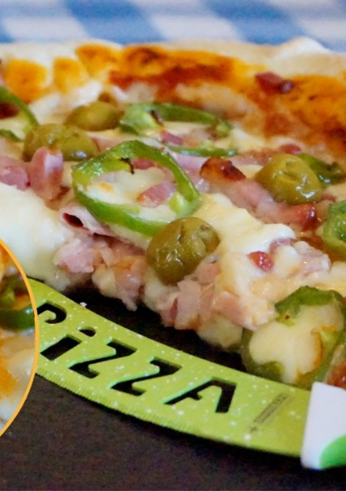 Una foto de Pizza con las orillas de queso estilo pizza hut