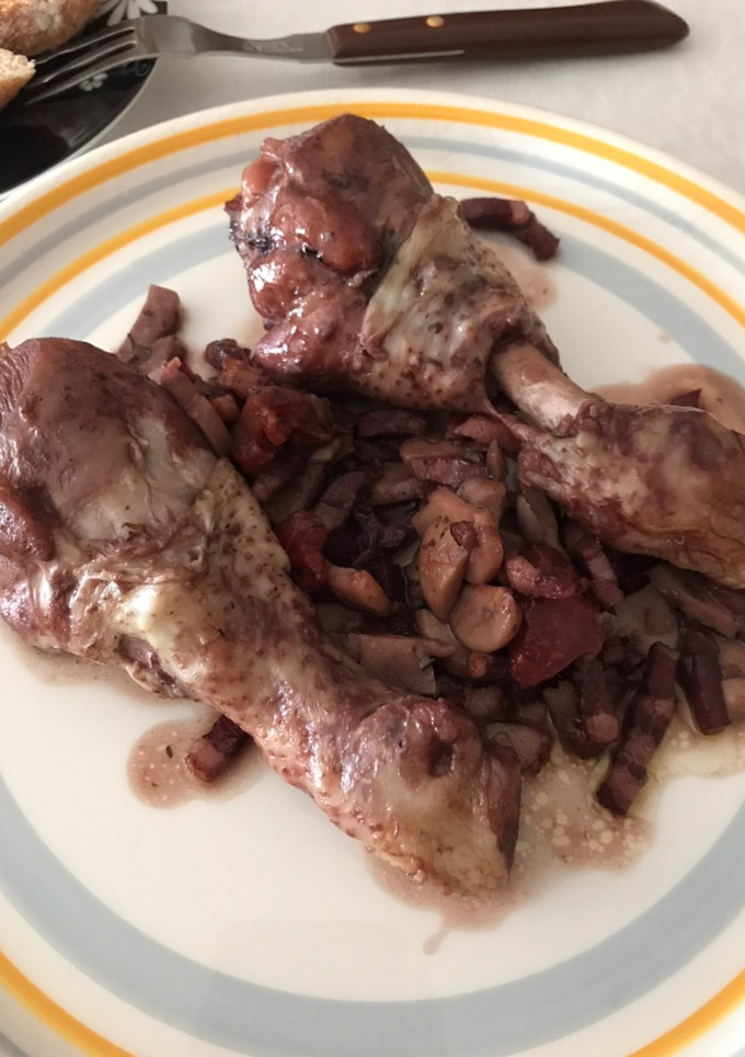 Una foto de Pollo al vino tinto