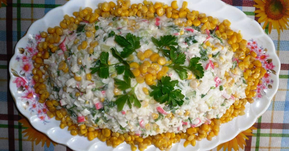 Крабовый салат с рисом, огурцом и кукурузой