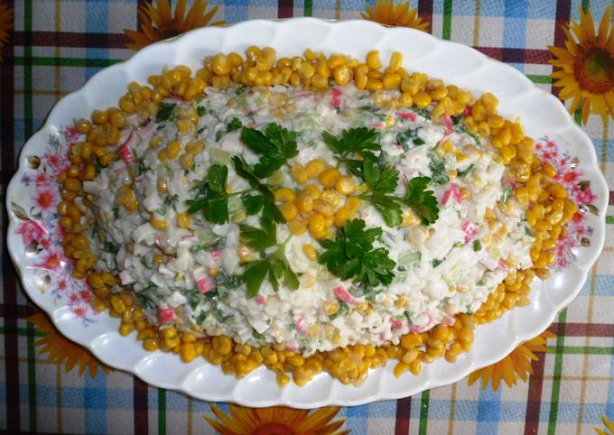 Салат овощной с рисом и крабовыми палочками