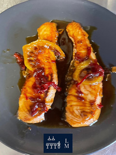 Una foto de Salmón con glaseado de miel y ajo