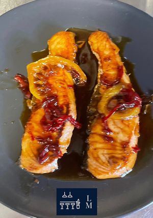 Una foto de Salmón con glaseado de miel y ajo