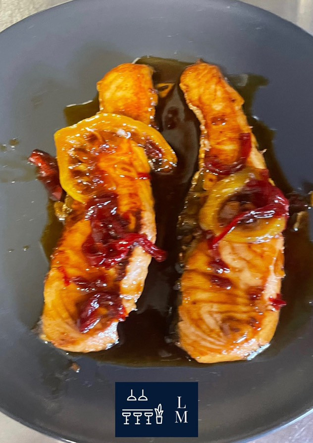 Una foto de Salmón con glaseado de miel y ajo