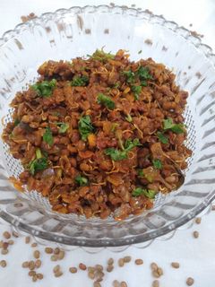 मोड आलेल्या कुळीथची भाजी (moodaalya kudithachi bhaji recipe in marathi) रेसिपी चे मुख्य फोटो 