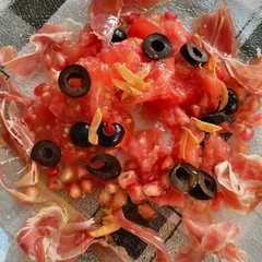 Una foto de Ensalada roja con ajos fritos