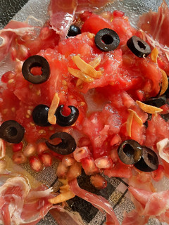 Una foto de Ensalada roja con ajos fritos