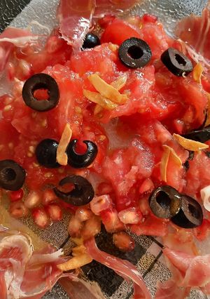 Una foto de Ensalada roja con ajos fritos