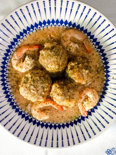 Una foto de Albóndigas de bacalao y langostinos