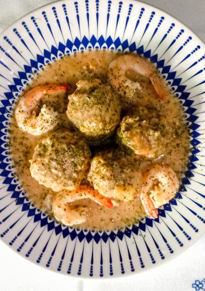 Una foto de Albóndigas de bacalao y langostinos