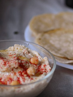 Una foto de Hummus con tortitas