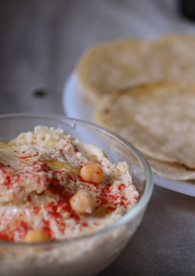 Una foto de Hummus con tortitas