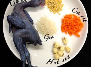 Hình của món Cháo gà ác đậu xanh cà rốt hạt sen cho bé 9m+.