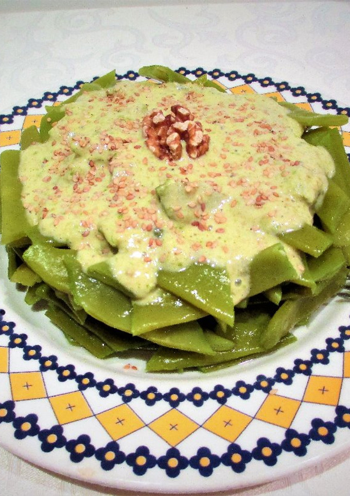 Una foto de Ensalada de judías planascon salsa de nueces al ajo-veggie