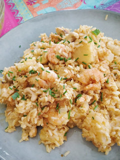 Una foto de Arroz frito con salmón y gambas