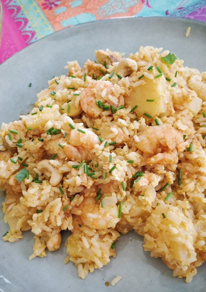 Una foto de Arroz frito con salmón y gambas