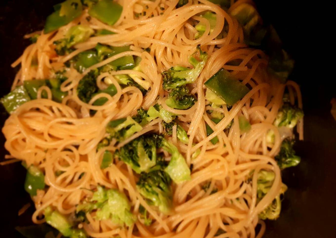 Stir fried spaghetti in vegetables