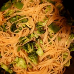 A picture of Stir fried spaghetti in vegetables.