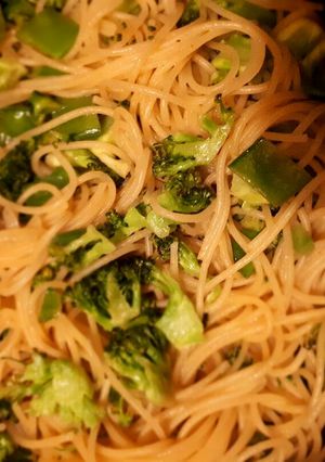 A picture of Stir fried spaghetti in vegetables.