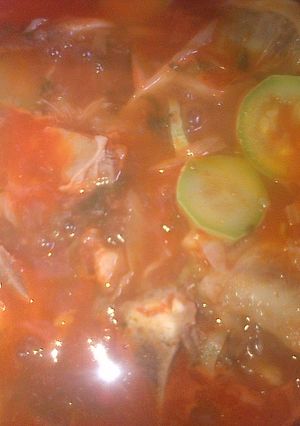 Una foto de Costillas de resen salsa roja y bejetales