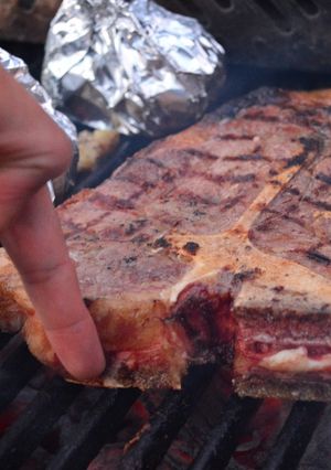 Una foto de T-Bone al carbón