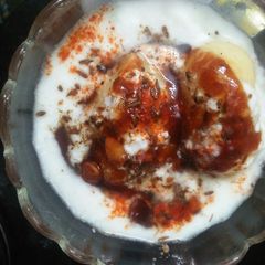 A picture of Dahi bhalle.