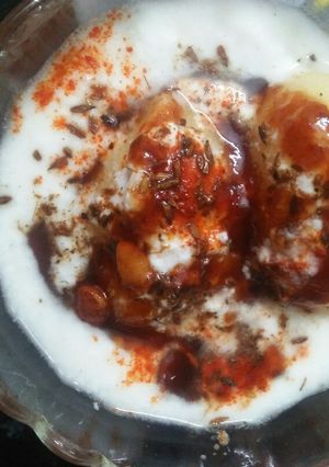 A picture of Dahi bhalle.