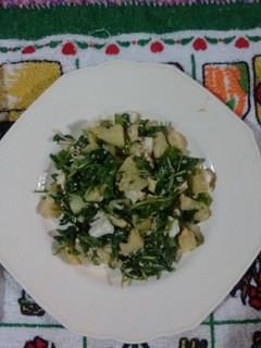 Una foto de Ensalada de rúcula y papas
