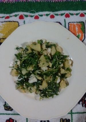 Una foto de Ensalada de rúcula y papas