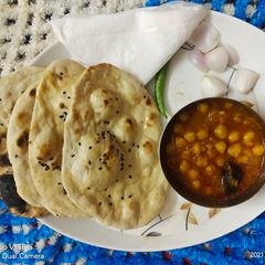 A picture of Chole kulcha.
