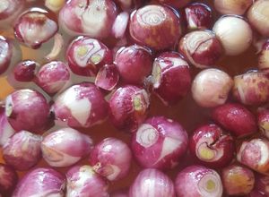 Gambar Tips kupas bawang agar tidak memedihkan mata