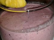 Una foto de batido de moras y avena