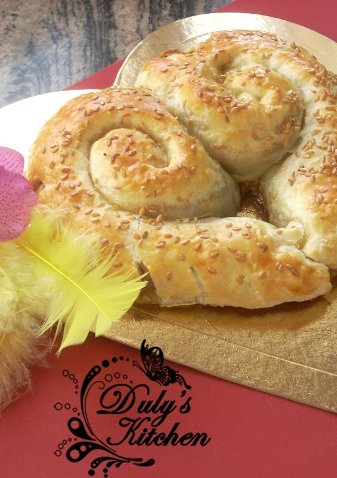 Una foto de Hojaldre de queso, membrillo y cebolla caramelizada