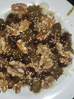 صورة لوصفة لحم مع الجوز والزبيب
