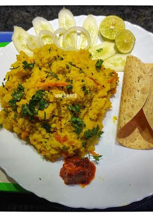 व्हेजिटेबल्स मुगडाळ खिचडी (Vegetable Mungdal Khichdi Recipe In Marathi) रेसिपी चे मुख्य फोटो 