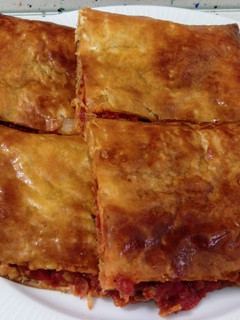 Una foto de Empanada de carne con tomate y pimientos