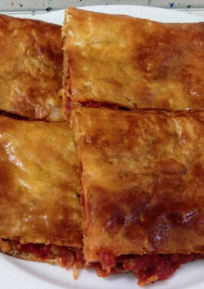 Una foto de Empanada de carne con tomate y pimientos