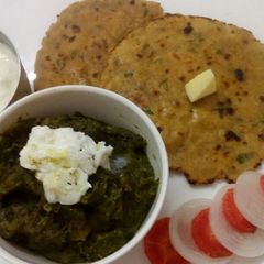 A picture of Sarso da saag and makke di roti.