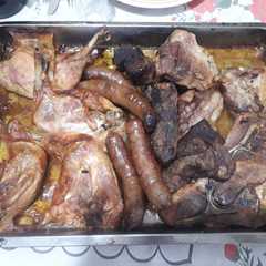 Una foto de Carne al horno con papas rústicas