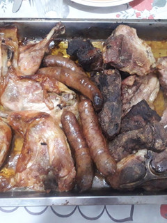 Una foto de Carne al horno con papas rústicas