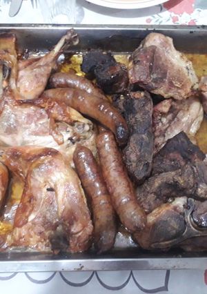 Una foto de Carne al horno con papas rústicas