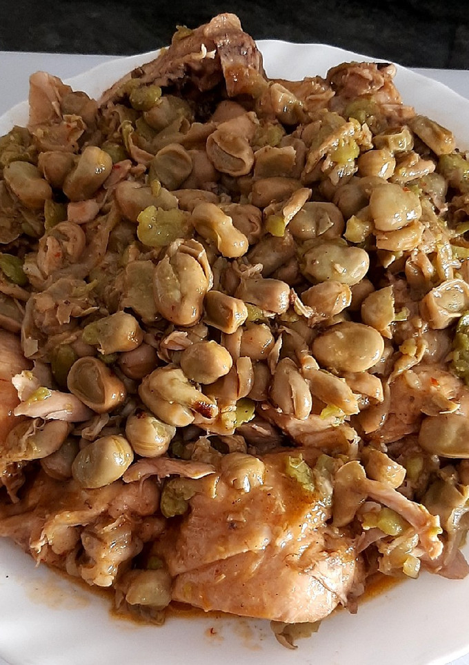 Una foto de Pollo con habas al verdejo