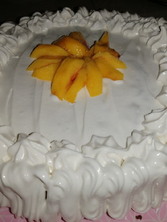 Una foto de Torta con duraznos.. 🍑🍑