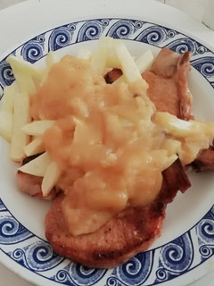 Una foto de Chuletas con salsa de manzana