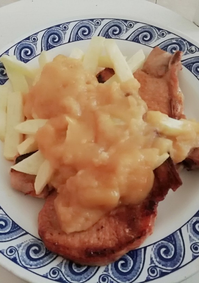 Una foto de Chuletas con salsa de manzana
