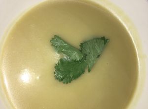 Una foto de VICHYSSOISE CALIENTECrema de ajoporro y papas